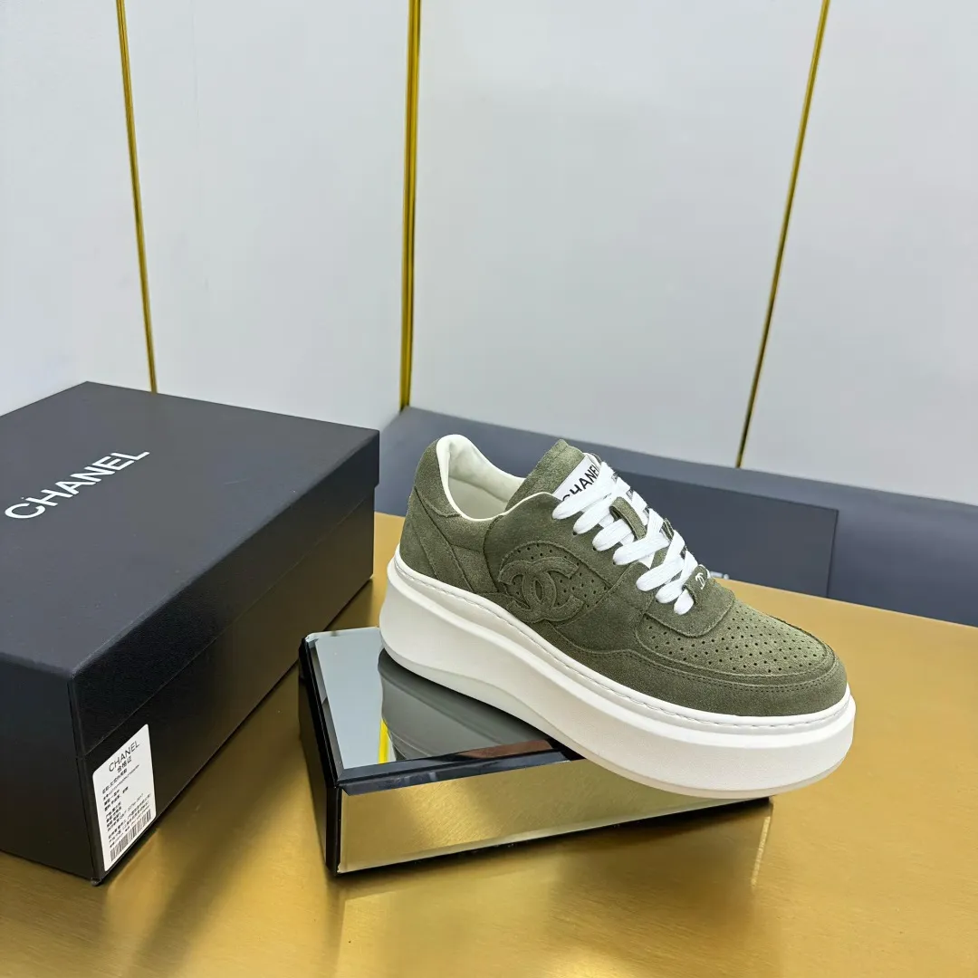 👟👟Ex-factory price 600👟👟 Upgraded version, upgraded version, upgraded version! No rebuttal accepted! ! ! ! Chanel Chanel panda shoes! 2025 counter's top casual sports shoes. This classic design; the upper is electro-embroidered with a variety of techniques; the outsole is fashionable and sporty; the unusual inclusion of a variety of color matching elements... The diversified mix and match is very good-looking and versatile, and can be used for leisure, fashion, sports, and outdoor... ꫛꫀꪝ Go➫ Materials: ❶Upper made of: original imported first-layer silk cowhide + original waterproof cloth + original first-layer cowhide ❷Inner lining: Original Yangli+Net ❸Outsole based on: Original TPU combination outsole Counter boutique packaging complete set for women 35–41 👉 👉